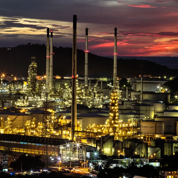 Raffineria di petrolio con tubo — Foto Stock