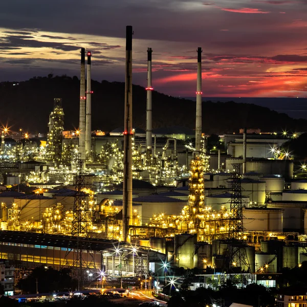 Refinaria de petróleo com tubo — Fotografia de Stock