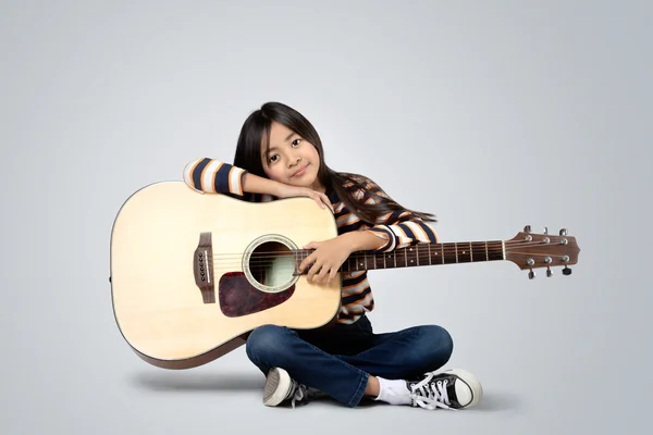 Jovem menina asiática com uma guitarra acústica — Fotografia de Stock
