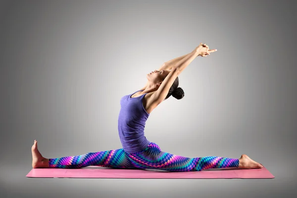 Postura de yoga aislada — Foto de Stock