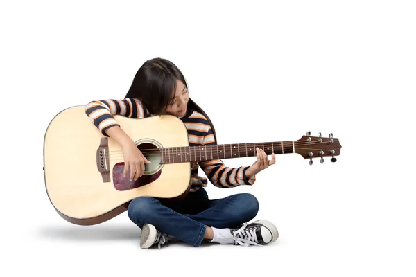 亚洲的年轻女孩与声学吉他 — 图库照片