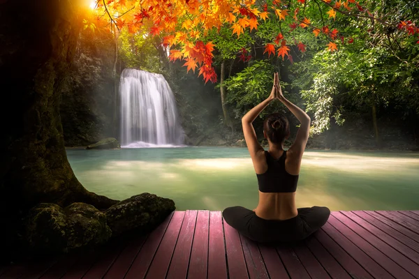 Jonge vrouw in yoga pose — Stockfoto