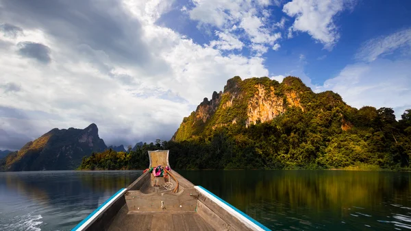 Boat on green Lake at Ratchaprapa dam — Stock Photo, Image