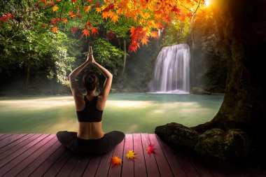 genç kadın yoga pose