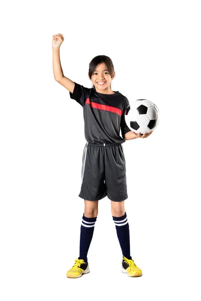 Jovem menina asiática segurando bola de futebol — Fotografia de Stock