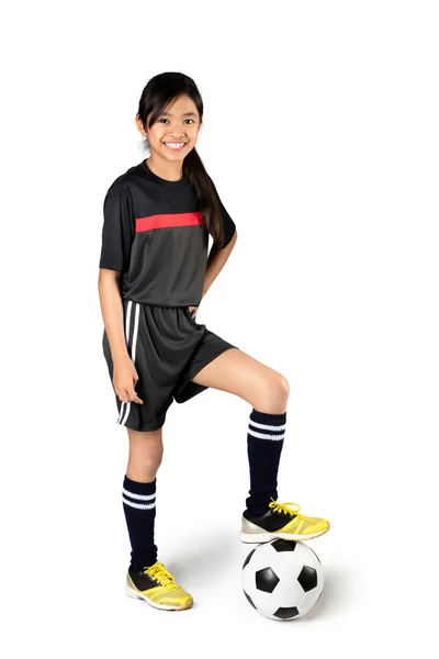 Ung asiatisk tjej som spelar fotboll — Stockfoto