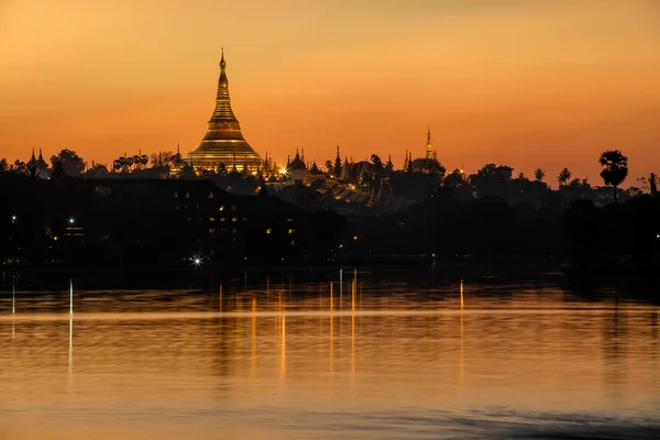 Shwedagon Pagoda at dusk — Stock Photo, Image