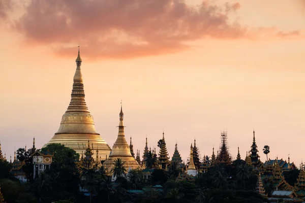 Shwedagon pagoda at sunset — Stock Photo, Image