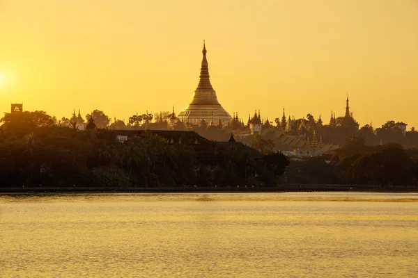 Shwedagon Pagoda alacakaranlıkta