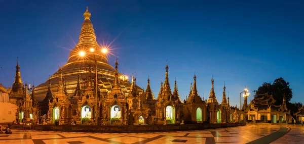 Shwedagon Pagoda у сутінках — стокове фото