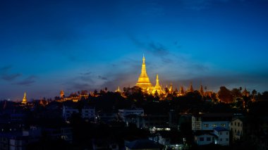 Shwedagon Pagoda alacakaranlıkta