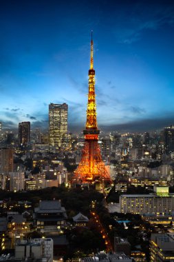 Tokyo Kulesi alacakaranlıkta
