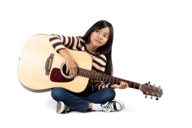 Akustik gitar ile genç Asyalı kız,