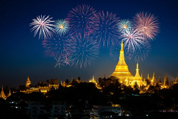 Pagode de Shwedagon avec feux d'artifice — Photo