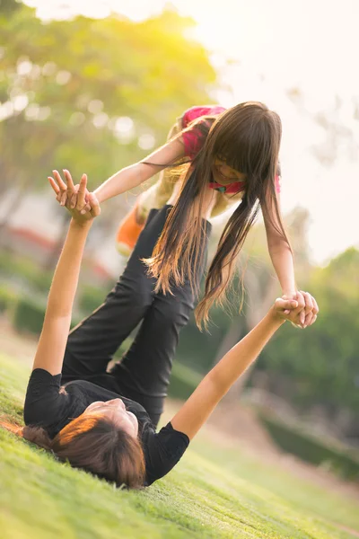 Kleines Mädchen beim Spielen — Stockfoto