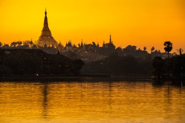 Shwedagon Pagoda alacakaranlıkta
