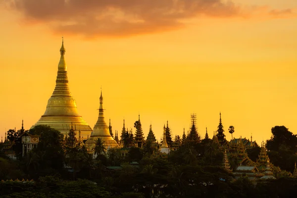Shwedagon pagoda i solnedgången — Stockfoto