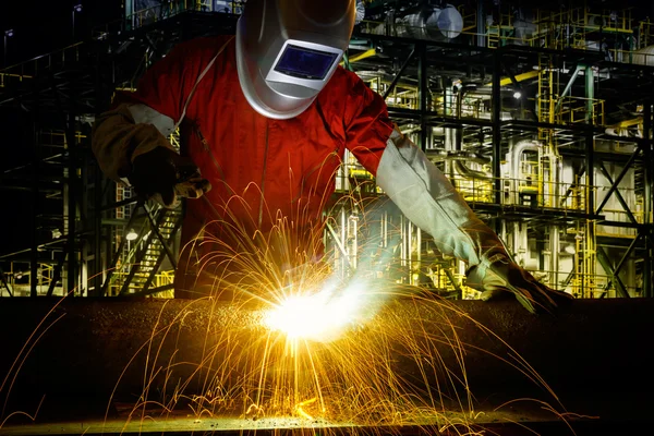 Trabajador en la soldadura de fábrica — Foto de Stock