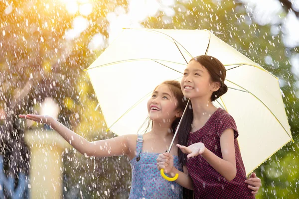 年轻漂亮的亚洲女孩在雨中 — 图库照片