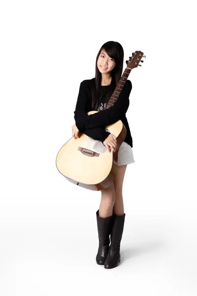 Jovem menina asiática segurando uma guitarra acústica — Fotografia de Stock