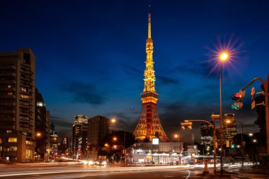 Tokyo Kulesi ile gece işlek cadde