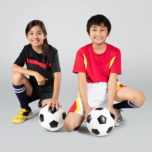 Giovani bambini asiatici giocare a calcio — Foto Stock