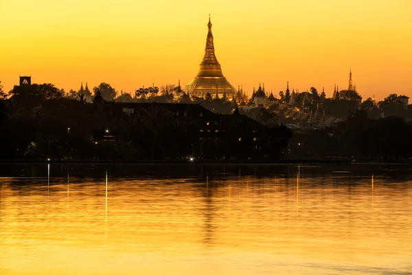 Pagoda Shwe Dagon o zmierzchu — Zdjęcie stockowe