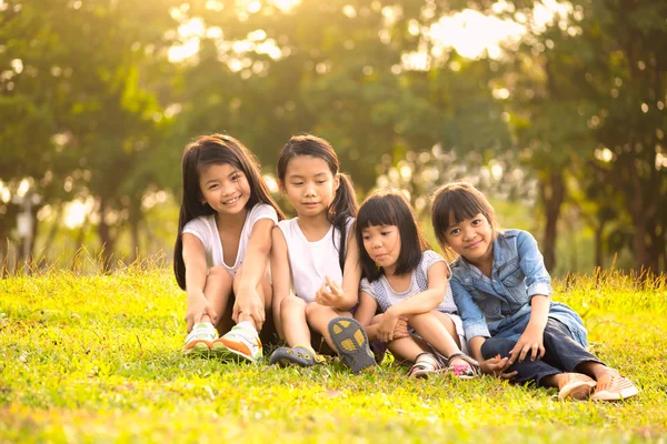 儿童女孩在公园里玩 — 图库照片