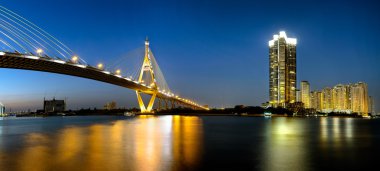 Alacakaranlıkta Bhumibol Köprüsü