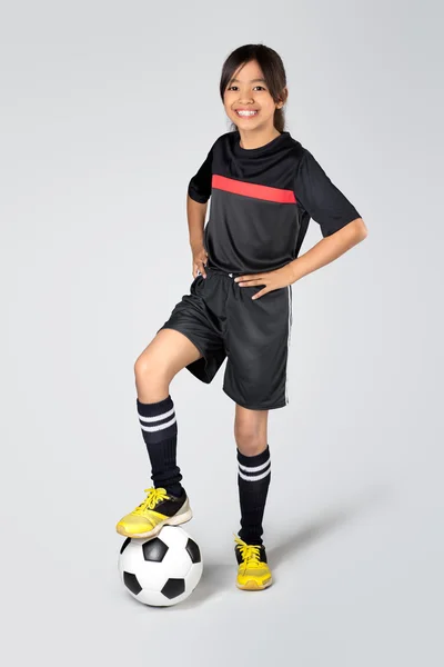 Ung asiatisk tjej som spelar fotboll — Stockfoto