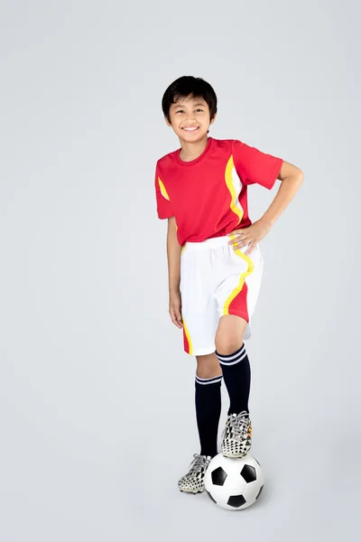 Χαριτωμένο Ασίας αγόρι που παίζει ποδόσφαιρο — Φωτογραφία Αρχείου