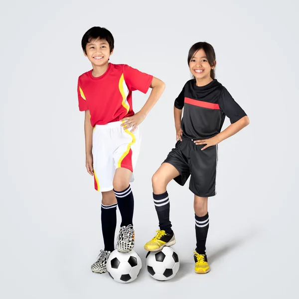 Giovani bambini asiatici giocare a calcio — Foto Stock