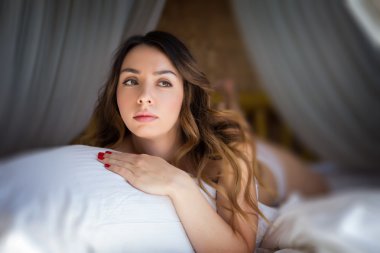 Kız yatakta bir yastık sarılma