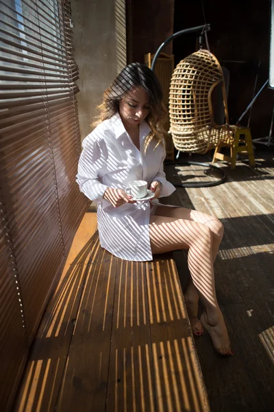 Chica sentada en la ventana con café — Foto de Stock