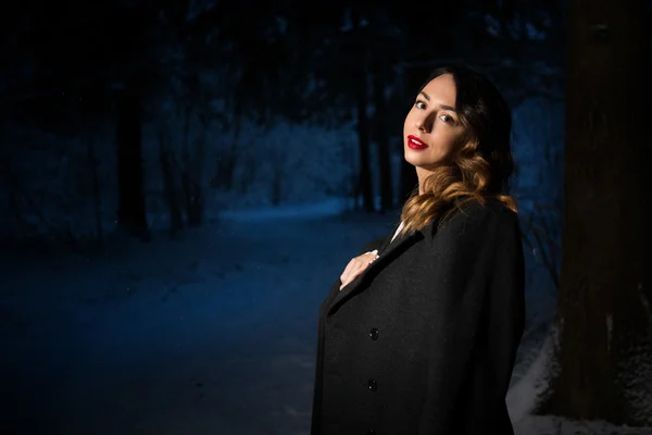 Chica sola en el bosque — Foto de Stock