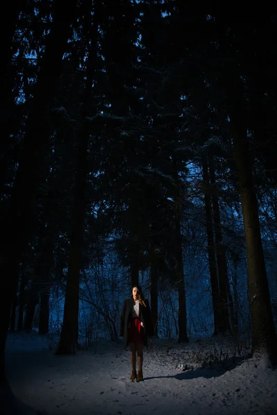 Kız ormanda bir başına