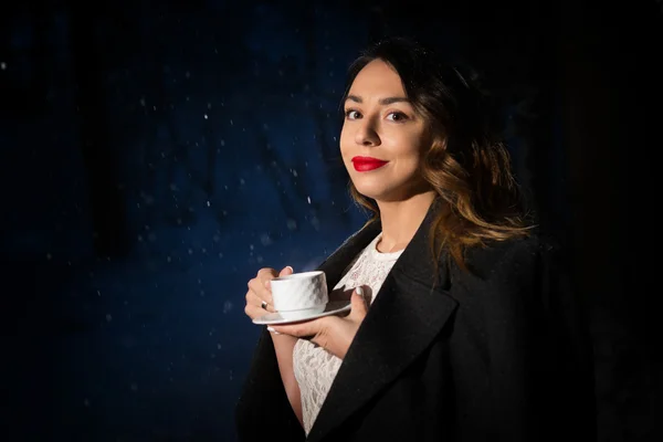 Chica solitaria en la noche en el bosque beber té — Foto de Stock