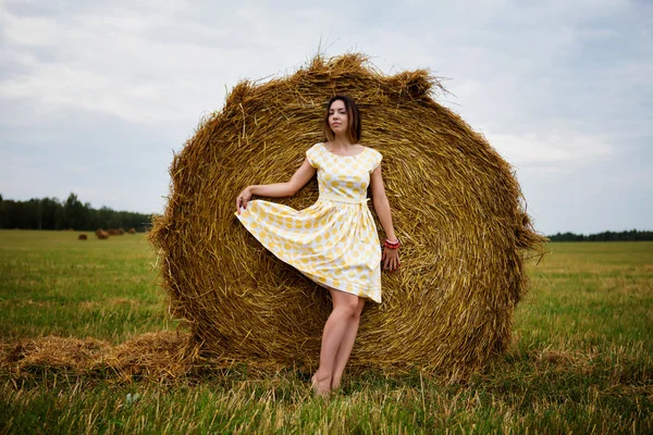 Sie hob ihr Kleid im Heuhaufen — Stockfoto