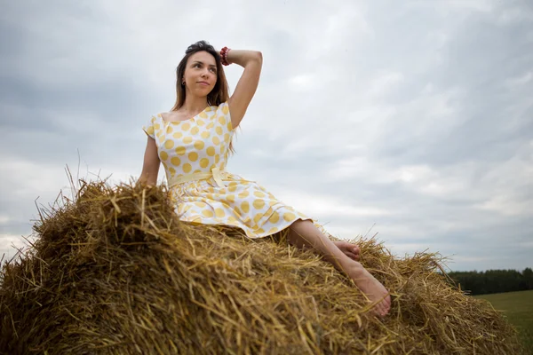 Barefoot girl in the hayloft — Stock Photo, Image