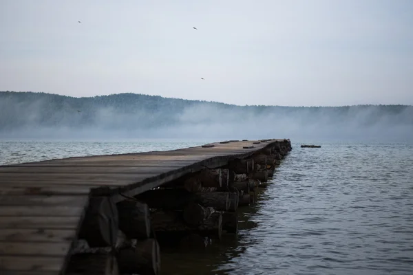 Holzbrücke zum See — Stockfoto