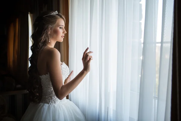 Düğünü gelin pencereden dışarı görünüyor