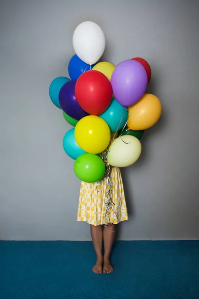 Solenizantka z kolorowymi balonami na szarym tle — Zdjęcie stockowe