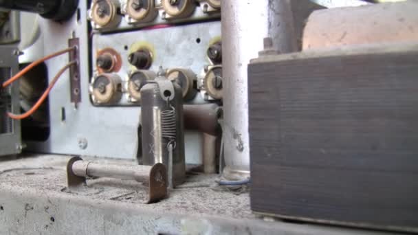 Inside details voor antieke vacuümbuis radio set — Stockvideo