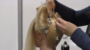 Kuaförlük sarı saçları ile çalışma