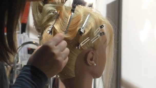 Haarstylist coiffeur maakt kapsel — Stockvideo