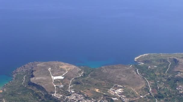Προβολή ακτογραμμή νησί Gozo Μάλτα από αεροπλάνο — Αρχείο Βίντεο
