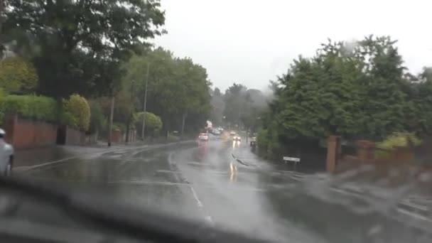 Körning i lilla staden regnar — Stockvideo