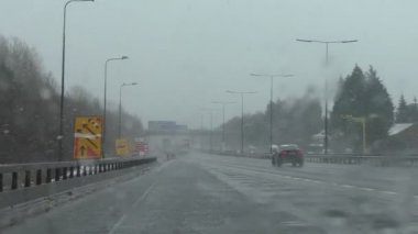 İngiltere'de Manchester city karayolu üzerinde karda sürüş