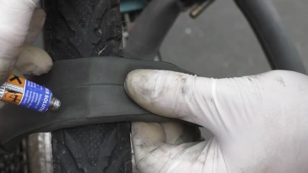 Reparatur von Fahrradreifen — Stockvideo