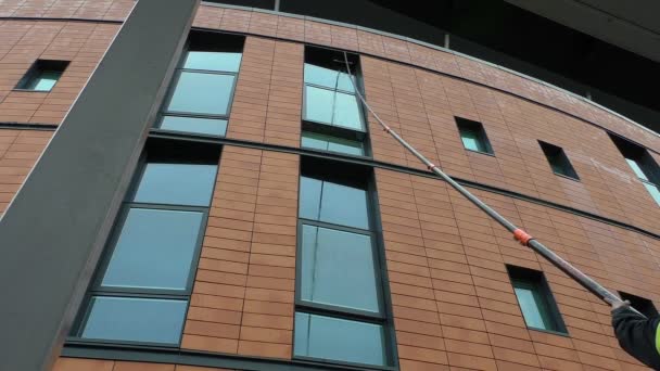 Modern building cleaning with water fed pole system — Stock Video